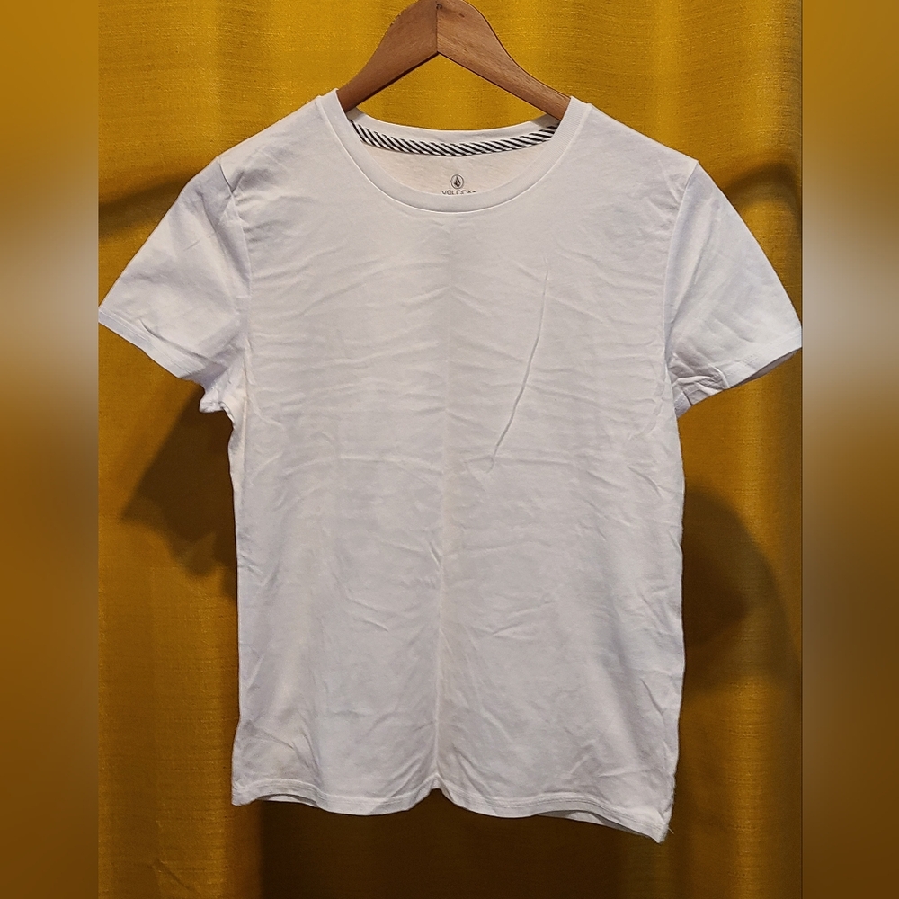 NWOT Volcom Basic Tee - Size M